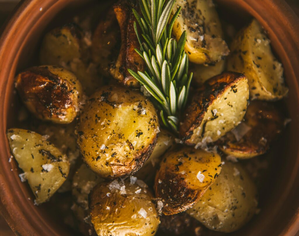 Knusprige Rosmarin-Parmesan-Kartoffeln: Rezept aus dem Ofen